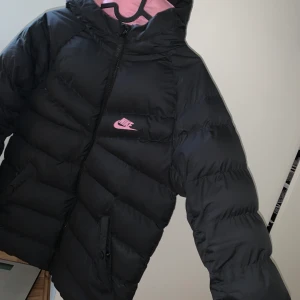 Nike vinterjacka  - Barnstorlek men passar fint på någon som har xs-s. Jättebekväm och varm🌚🖤