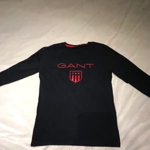 Svart långärmad tröja i stl 158-164cm (13-14år) - En svart långärmad tröja från Gant. Snygg passform och i bra skick!