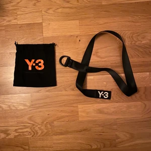 Yohji Yamamoto Y3 bälte - 125 cm - Nästan oanvänt Y3 bälte köpt på endclothing.com för 1000kr. För litet på mig som har ca 30-32 i waist. Buda gärna!