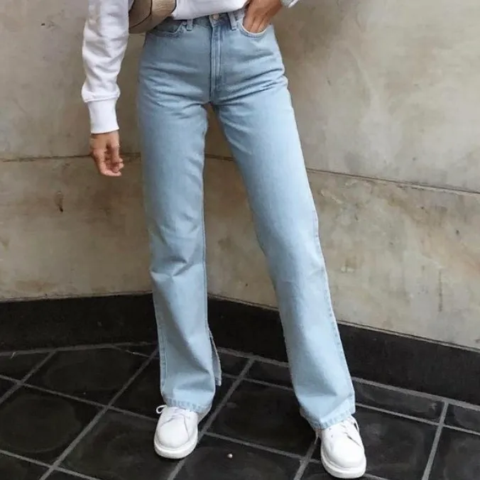 snyggaste ljusblåa raka jeansen från WeekDay med slits där nere!💙💙 modellen heter ”rowe split blue hill”!! nypris 500! storlek 25 och helt nya! prislappen finns kvar💙💙✨✨✨ (ps inte mina bilder) BUD PÅ 450kr + 49 FRAKT!!! SKRIV PRIVAT OM DU VILL KÖPA😇 . Jeans & Byxor.