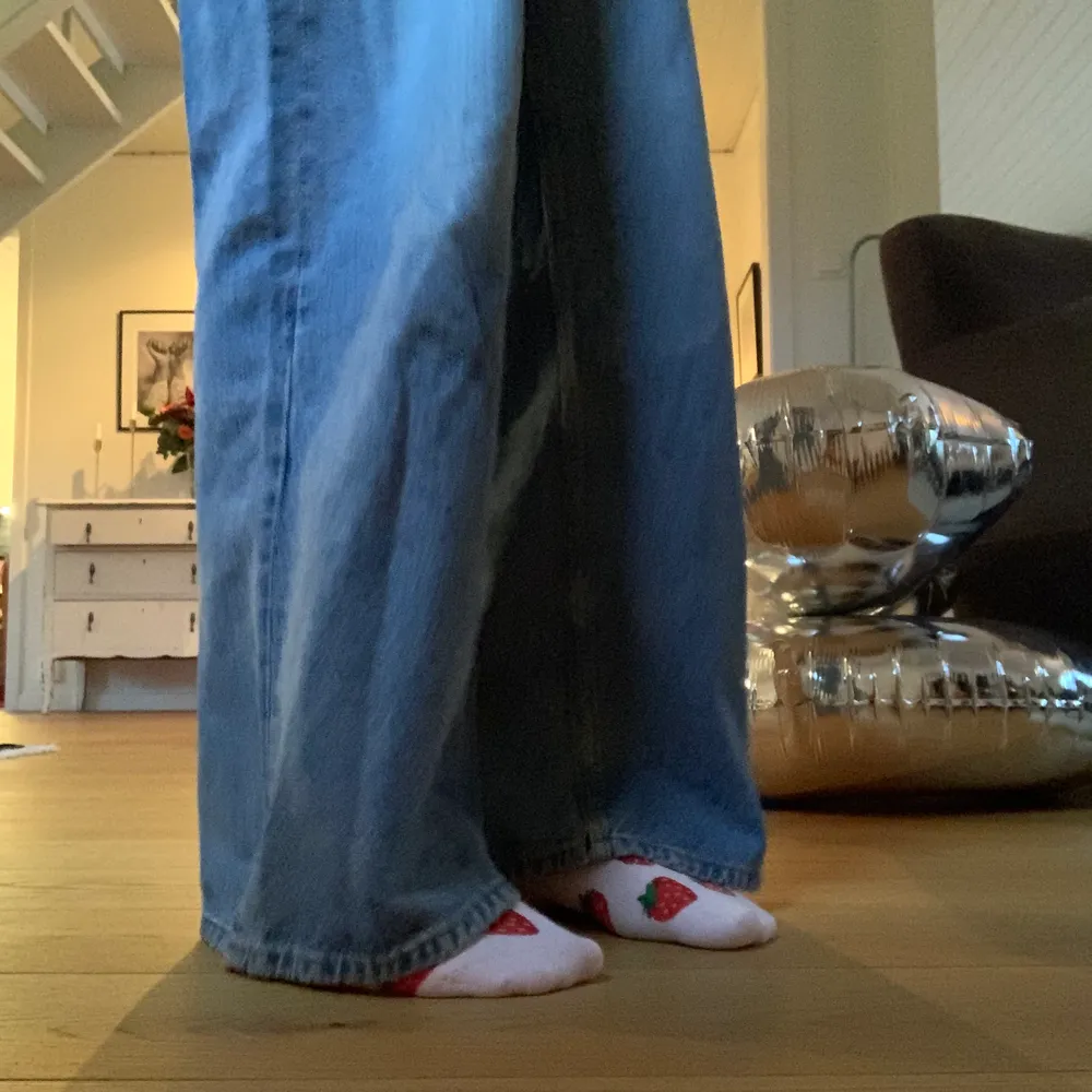 Behöver tyvärr sälja mina supersköna ace-jeans ifrån weekday då dom är för stora i midjan (har normalt 25/26), men passar perfekt i längd för mig som är 175. Färg: air blue. Nypris: 500kr. Jeans & Byxor.