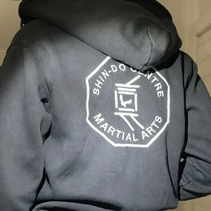 Tjocktröja - Tjocktroja med ett "shin-do center tryck" på ryggen. Strl 160/ S men sitter som en XS- S+ frakt 63 kr✨🖤 Det blir budgivning om fler är intresserade✨🖤