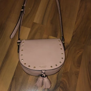 Victoria Secret väska - Använd ca.3-4 gånger men ser ut som ny. Säljer väskan då den aldrig används.