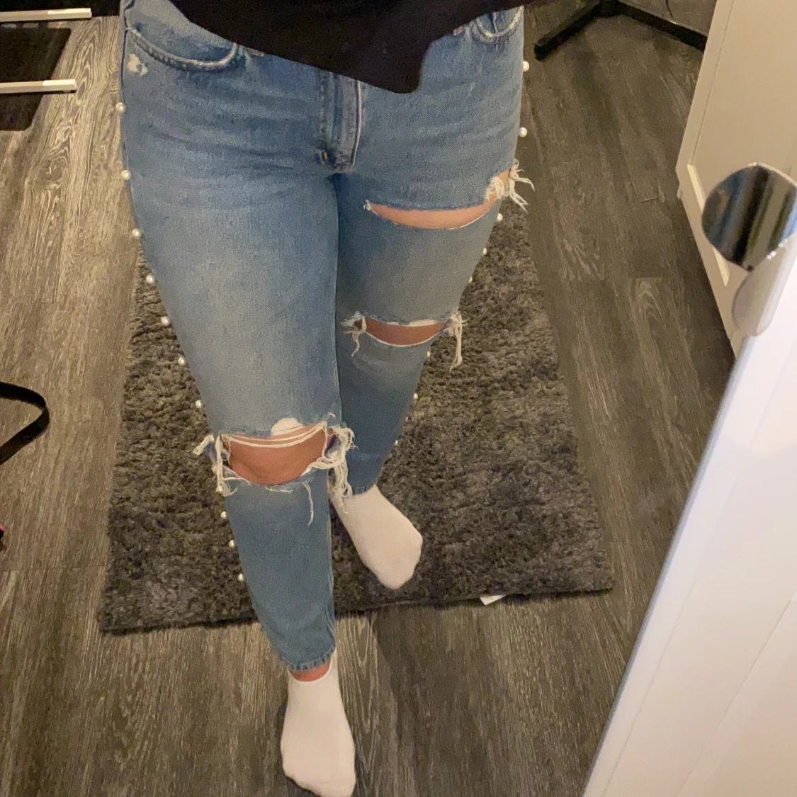 Blåa tighta jeans med pärlor 