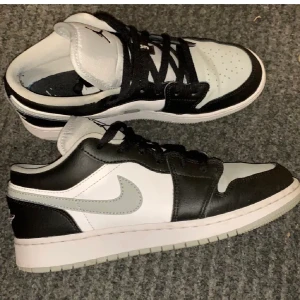 Air jordan 1 - Air jordan 1 low. Storlek 40, säljer då de är lite små för mig. Använda men mycket bra skick