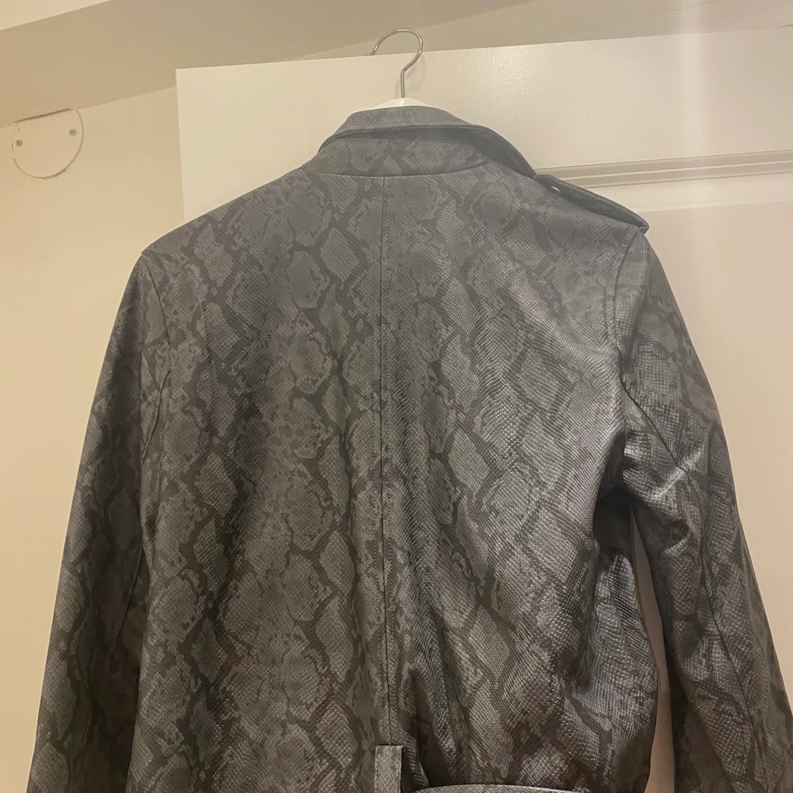 Skinnjacka med orm mönster  - 90