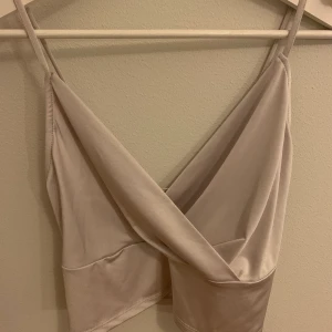 Silvrig topp Zara strl S - Superfin silvrig topp från Zara i strl S, nyskick! 