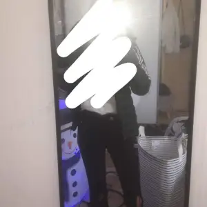 Hej!💘 Säljer mina bootcut jeans då jag inte tyckte om dom Jag är runt 160 O dom passade t mig innan men jag klippte av dom så dom blev kortare o sitter nu bra på mig i benen men inte midjan tycker inte riktigt om modellen på just dessa! Dom kommer från märket 77Th Är intresserad utav byte av något slag så har ni något be mig o kika in!🥰