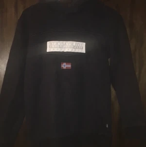 Napapijri Hoodie storlek 14Y (xs) - Tja!😃 Säljer nu min Napapijri Hoodie som är köpt på JD SPORTS i jul förra året inte kommit till användning så mycket.. nypriset ligger på 800kr storlek 14Y sitter som xs passar 150-155 cm lång person. Rätt bra skick, 8/10, säljs för 250kr så typ en tredjedel av og pris🤩 tvättas innan frakt fraktar och möts upp! Passar för både killar och tjejer