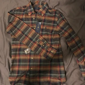 Polo Ralph Lauren skjorta - Otroligt fin Ralph Lauren skjorta i storlek S. Köpt för 4 månader sedan i NK för 999kr. Den har aldrig används och därmed sitter lappen fortfarande kvar. Jag skickar om köparen står för frakt eller möts upp i Stockholm. Pris: 200kr
