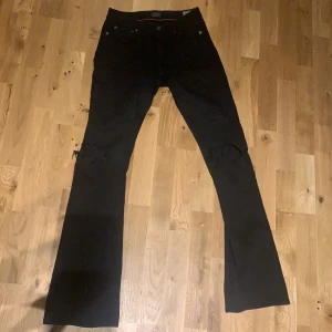 Crocker jeans - Säljer dessa super fina vida byxorna från crocker då dom tyvär blivit för små för mig. Har klippt egna hål vid knäna. 