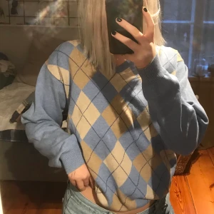 Ljusblå tröja  - Ljusblå v-ringad tröja, frakt tillkommer:)