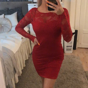 Röd klänning från hm - Bra passform. Bra skick. Ändats använd 2 tillfällen. Som ny. Är i storlek 32 men passar även mig som är 34/36.