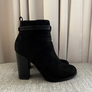 Stövlett - Svarta stövletter 🖤🖤🖤 Använda några gånger, klackhöjd 9.5 cm 