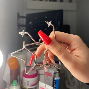 Silvriga stjärn-örhängen  - Dessa superfina örhängena som är formade som stjärnor, ungefär som hoops fast stjärnformade!!! Så coola och aldrig använda💖💖💖 plasten är kvar på som ni kan se 💕