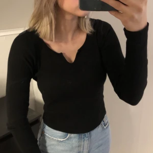 Tröja från Brandy Melville! - Jättesnygg och skön tröja från Brandy Melville. Endast använd ett fåtal gånger! Kan mötas upp i Göteborg, annars står köpare för frakten🤍
