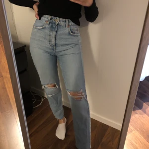 Jeans från Zara - Säljer dessa jättefina jeans från Zara då de inte kommer till användning. Endast använda en gång!! Jag på bilden är 160 cm. Kan mötas upp i Göteborg, annars står köpare för frakten🤍