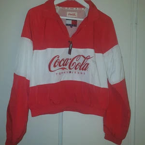 Tommy hilfiger retro style stl M - Använd en gång men onödigt att ha kvar om den bara tar plats säljer den för 700 kr då den är som ny och ny pris är 1499:-  frakten ingår! Och skickat med skicka lätt då man får spårningsnummer, mötas upp går oxå bra i Stockholm 