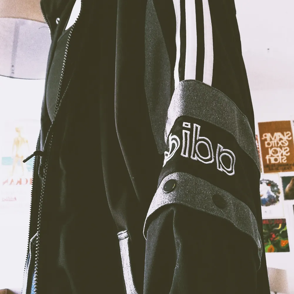 Jacka/hoodie med Adidastryck, oversized modell. Använd men i gott skick. Möts upp i Malmö eller fraktas, köparen står för fraktkostnad. Stk L. . Hoodies.