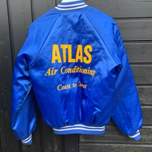 Blå baseballjacka - Blå glansig baseballjacka som köptes på Weekdays second hand för ett halvår sen för 500 kr. Ascool färg och fet gul text på ryggen. Jackan är fodrad så att den går att ha när det blir lite kallare. Högsta bud: 300 kr💙💙