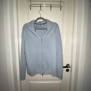 Kofta  - Stl L, sitter lite oversized på stl S