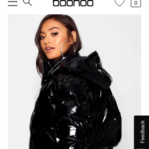 Glansig jacka - Jacka från boohoo. Storlek S. Säljer jackan för 450 + frakt 🥰