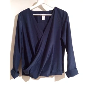 - Snyggt glansig mörkblå blus från Australien, aldrig använd, endast provad! 