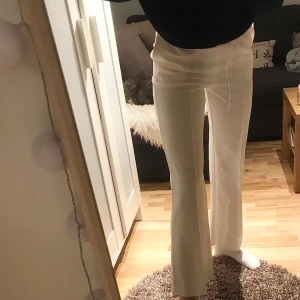 Vita kostymbyxor från BikBok - Vita raka kostymbyxor från BikBok, använda enstaka gånger. Har fickor och snörning upptill.