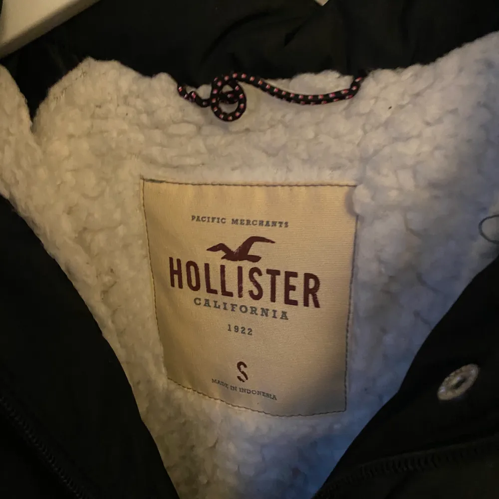 Säljer denna supervarma och fina vinterjacka från Hollister. Den är svart med vitt innerfoder/teddypäls. Säljer då jag hittat en ny vinterjacka för i år. Köparen står för frakten 🧚🏽⛄️. Jackor.
