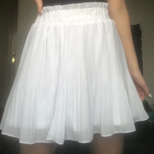 Vitt kjol - Ganska genomskinlig så behövs något under men annars så fin! FRAKT INGÅR INTE I PRISET!