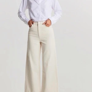 Vita Jeans  - Använda 1 gång! Så skicket är i topp. Idun crop wide jeans från Gina Tricot. Är meningen att vara lite cropade i modell, som ska sluta typ vid anklarna. Men på mig som är 162 cm så faller dessa på fötterna :) Storlek 38! 499 kr orginalpris, säljer för 199 kr.