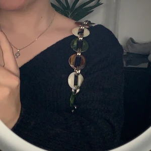 Stickad kofta - Säljer nu denna svarta kofta/tröja, i superbra skick och jätteskön!! Kan användas som off shoulder men även som vanlig kofta med en liten urringning! Kram💚💚