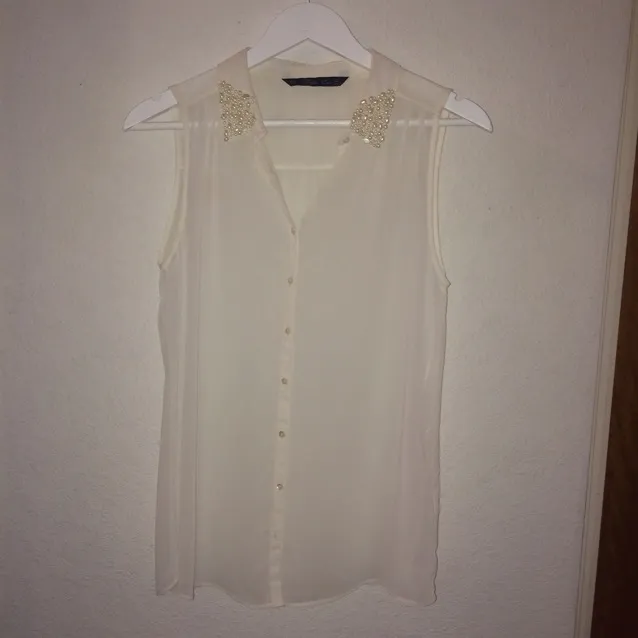 Genomskinligt långt vitt linne från Zara.
Använd endast 1 gång. 
Väldigt fin till sommaren! . Blusar.
