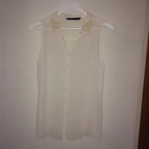 Genomskinligt långt vitt linne från Zara.
Använd endast 1 gång. 
Väldigt fin till sommaren! 