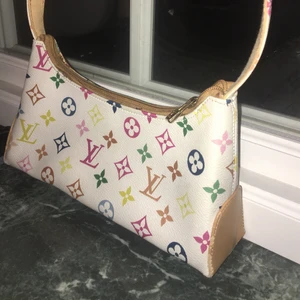 Väska - Buda på denna trendiga väska! Smutsig spegel på sista bilden. Köpt från secondhand så tror inte att den är äkta! Buda! Säljer om jag får ett bra pris! Högst bud: 150kr