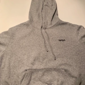 Grå nasa hoodie från Hm strl L - Jätte mysig hoodie från Hm. Strl L. Start bud 50kr⚡️