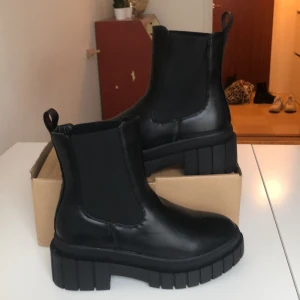 Oanvända svarta boots - Säljes pga fel storlek. Helt oanvända, ligger fortfarande i kartongen. Ordinarie pris 720kr. Kan mötas upp eller posta men då står köparen för frakten!