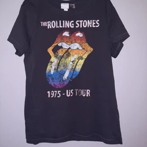 T shirt från H&M - Typ grå/svart t shirt med rolling Stones tryck på från H&m. Ok skick men hel och ren och snygg. Vid köp av flera saker kan jag frakta i samma paket.