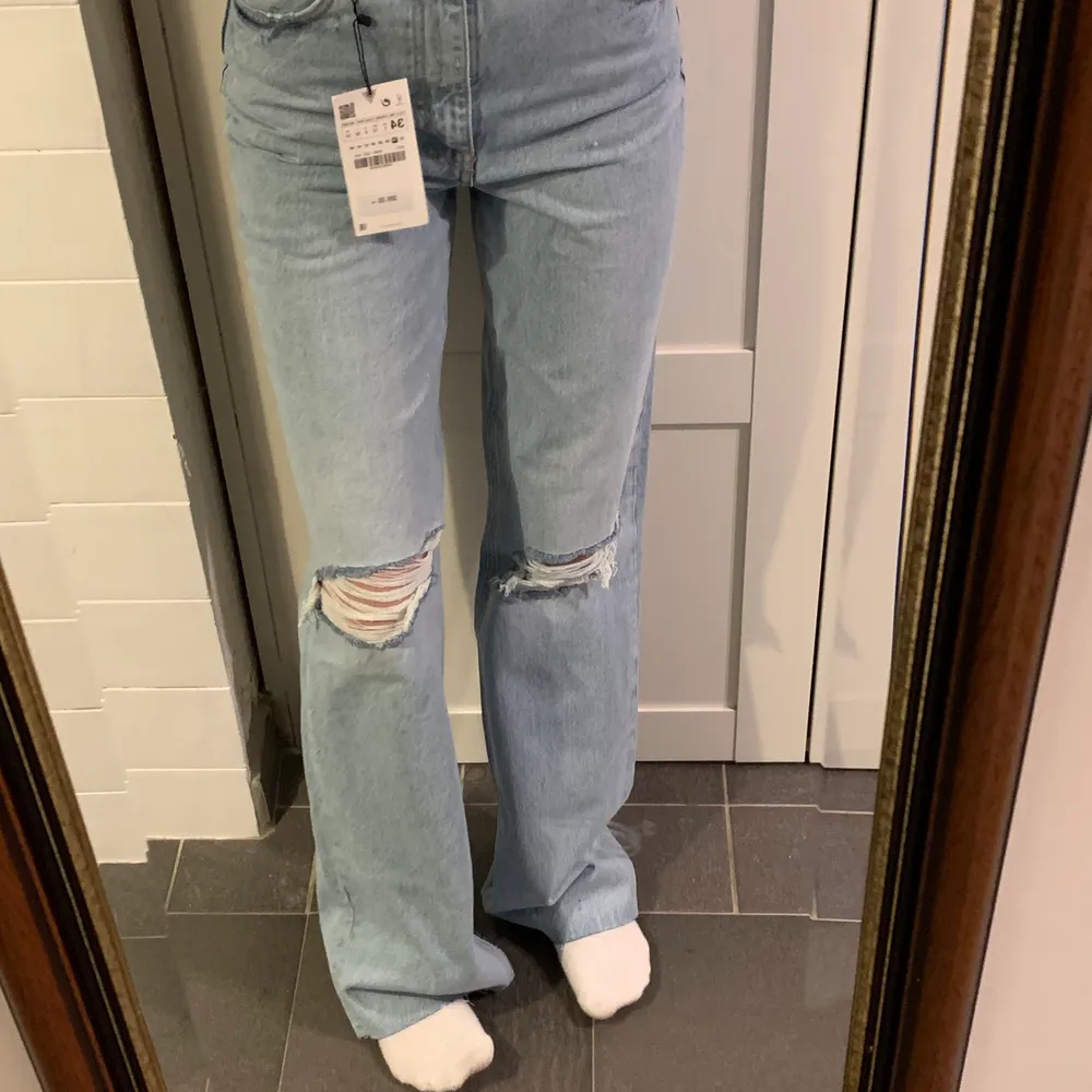 Säljer mina helt nya jeans ifrån zara, med prislapp kvar. Dessa är slutsålda på hemsidan. (Första bilden är lånad) perfekt längd. Köparen står för frakt.                                                                                         Buda i kommentarerna!!💕💕 högsta bud: 465 . Jeans & Byxor.