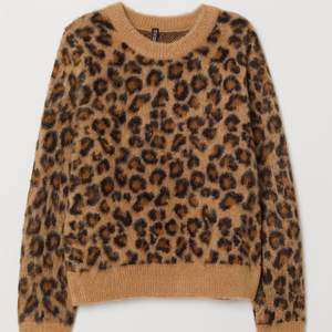 Fin tröja i leopardmönster  från hm, inte andvänd mer än 2,3 gånger! Original pris 299 nypris 99 kr, vid frågor är de bara att skriva 💗