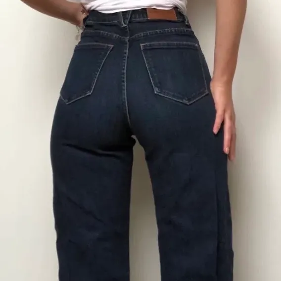 Lånad bild,köpta här på plick men tyävrr lite för korta för mig! Superfina jeans som sitter tajta längst midjan men är straight leg och vida nertill!! Passar perfekt om men är 160-165!. Jeans & Byxor.