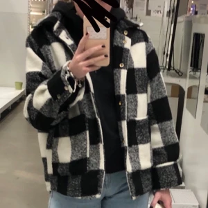 Rutig jacka - Säljer denna snygga och trendiga rutiga jackan från by Anastasia. Super skön och varm då den är i ett lite tjockare material. I väldigt bra skick!! Skulle säga att den passar mellan xs-M betroende på hur man vill att den sitter. 💓💕💕