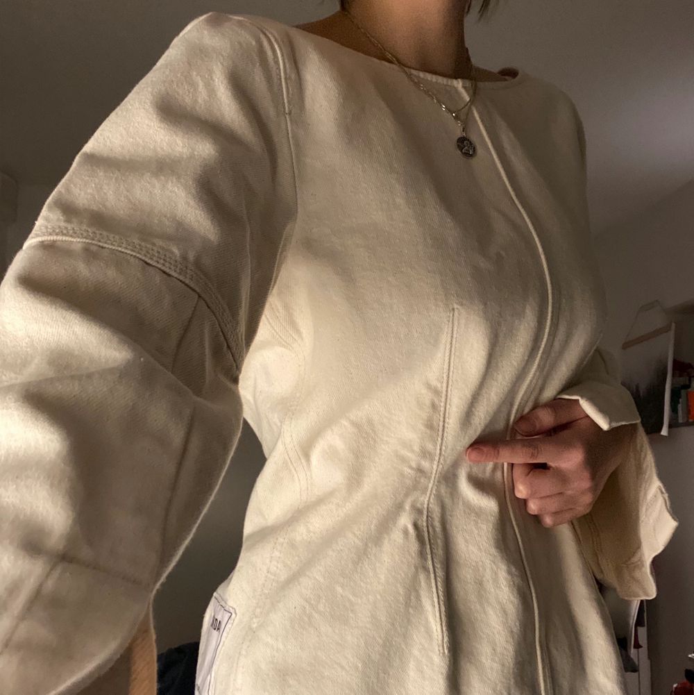 Unik kavaj i vit jeans! Man kan ha den som: 1. Vanlig kavaj/jacka. 2. Långärmad topp med utsvängda armar, tajtare i midjan. 3. Som kavaj med en insydd tubtopp. Kom aldrig till användning, så nyskick! Kan mötas upp i innersta Stockholm, annars får köparen stå för frakten🧚♀️. Kostymer.