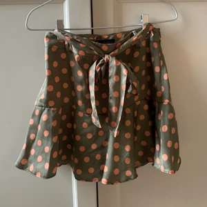 Mini kjol - Mini kjol från zara i glansigt materia! Nästan helt oanvänd!!