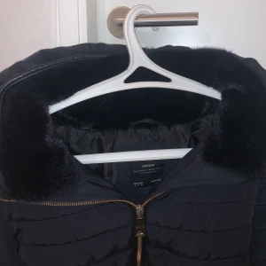 Zara jacka St xs - Säljer nu min fina Zara jacka i st Xs! Väldigt bra skick och är aldrig använd (helt som ny), Finns ej kvar i butik eller hemsida 