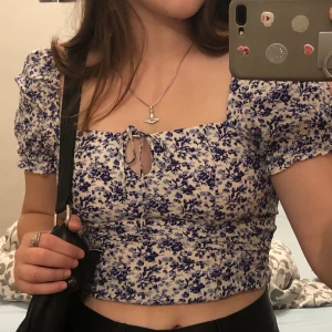 söt blus :3 - underbar blus med lite puff ärmar samt knytning vid bysten💜  sitter otroligt bekvämt på! Säljer eftersom storleken krympt för min del efter alla glassar man käkat i somras :P storlek S men jag som är Medium kan även ha på mig tröjan ; den blir lite tajt i ärmarna på mig!