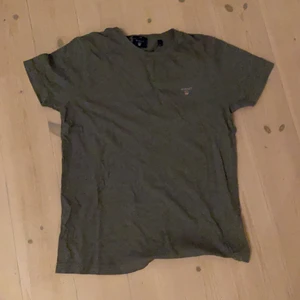 Gant t-shirt grå L - Grå gant t-shirt grå säljes. Size L. Bra skick. Kontakta vid frågor!