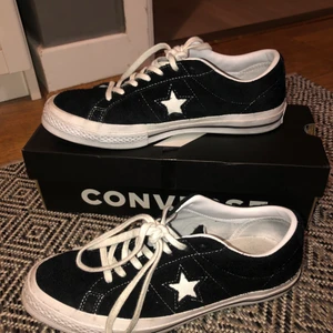Converse ONE STAR OX svarta - använda några gånger, säljer direkt vid bra bud, fullpris 900kr 🤍🤍 innermått är 26 cm! (pris kan diskuteras)