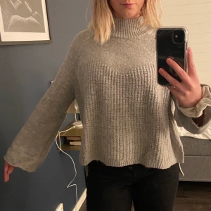 Stickad tröja stl XS - Stickad tröja från Kappahl i stl XS. Tröjan består delvis av 30% ull. Betalning sker via Swish, pris kan diskuteras, köparen står för frakten. Det går även att samfrakta om du köper mer än ett plagg. Tröjan är i andvänt skick och lite nopprig på vissa ställen. Fler bilder kan skickas efter förfrågan😊