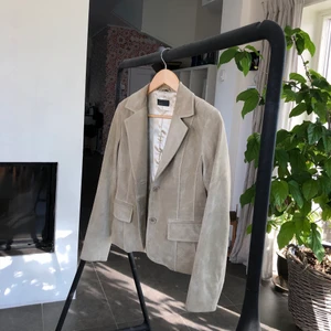 Kavaj i mocka från Rock and blue - Kavaj i mocka från rock and blue. Går även att använda som t.ex. vårjacka. Använd men supersnygg!! 